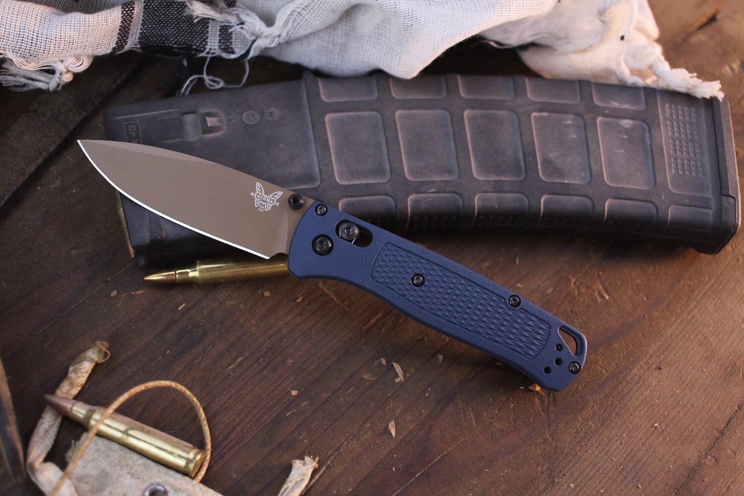 Benchmade Bugout 3.24&quot; AXIS Lock Folder / Crater Blue Grivory / FDE S30V