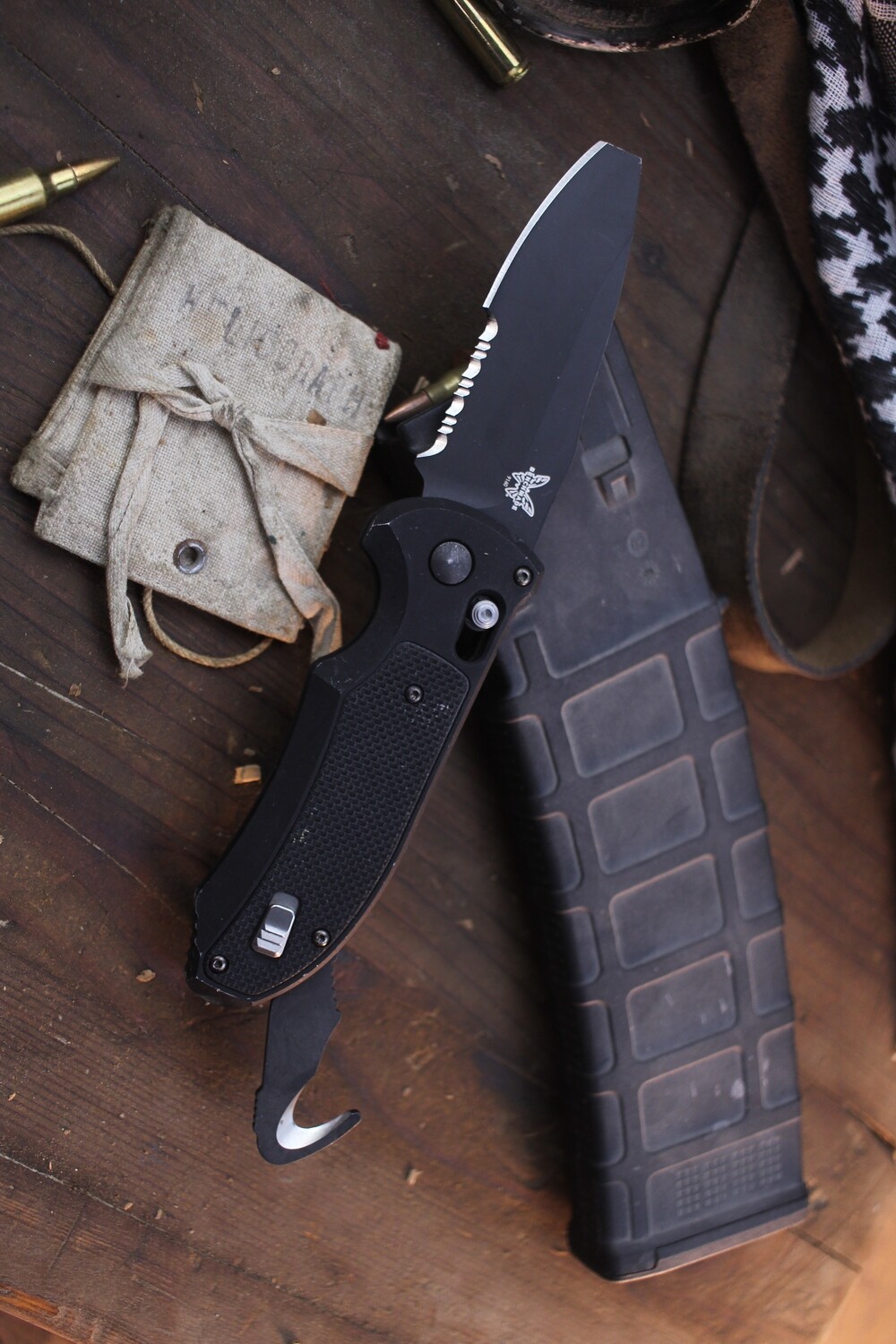 Benchmade Triage 3.5&quot; Automatic AXIS Lock Folder / Black G-10 &amp; Auto Strap Cutter / Black Opposing Bevel N680 ( Pre Owned )