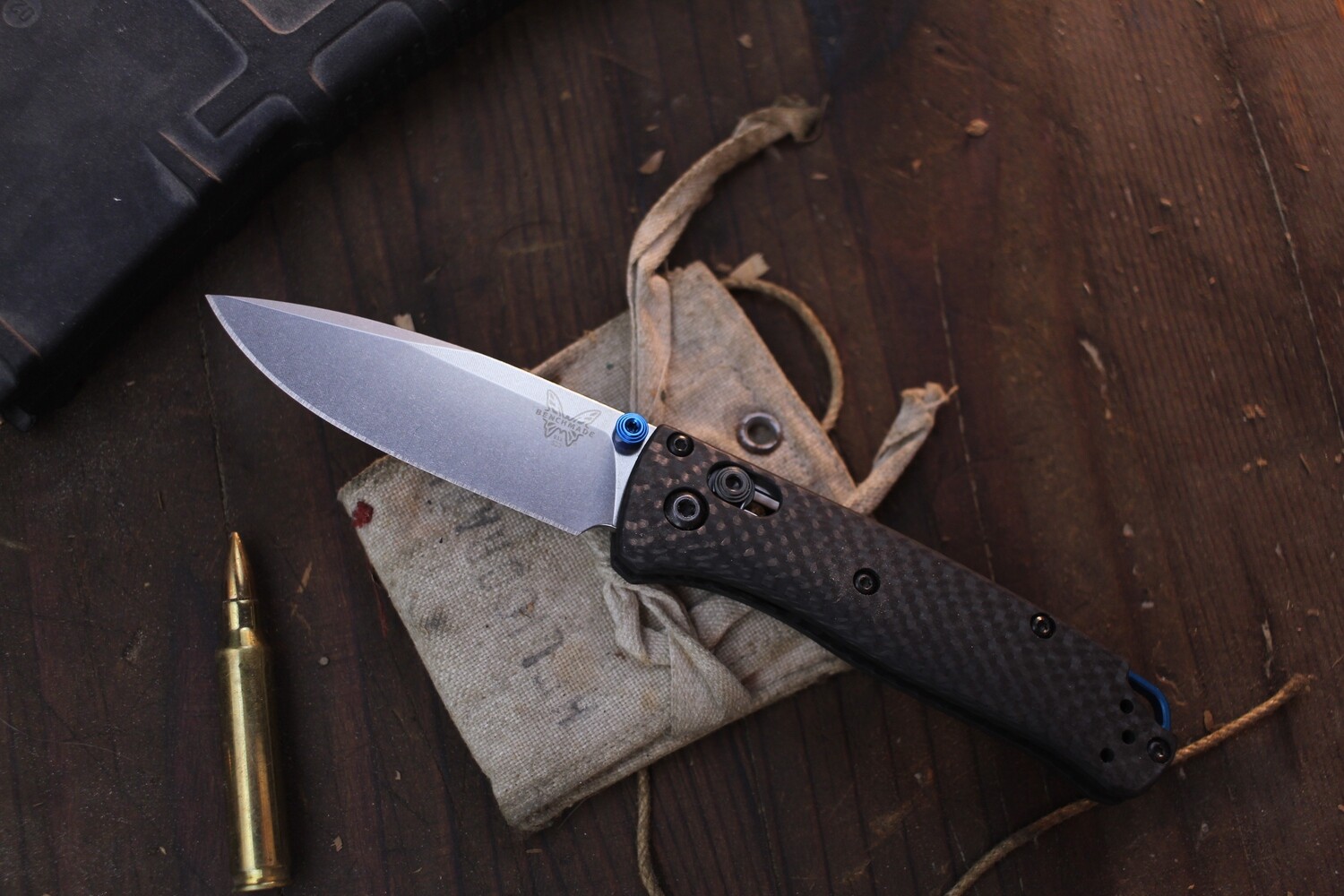 Benchmade Mini Bugout 2.8&quot; AXIS Lock Folder / Carbon Fiber &amp; Blue Accents / Satin S90V ( Pre Owned )