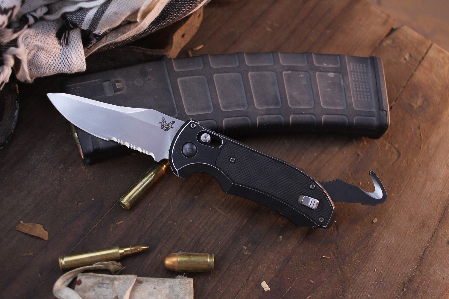 Benchmade Triage 3.58&quot; Automatic AXIS Folder / Black Aluminum / Satin Serrated N680 &amp; Strap Cutter ( Pre Owned )