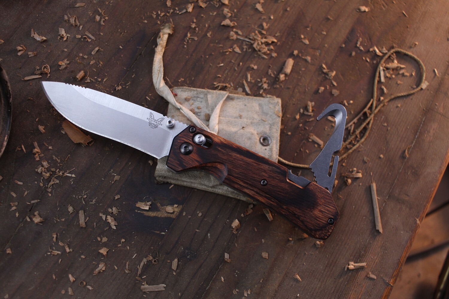 Benchmade Grizzly Creek 3.5&quot; AXIS Lock Folder With Gut Hook / Dark Wood / Satin S30V ( Pre Owned )