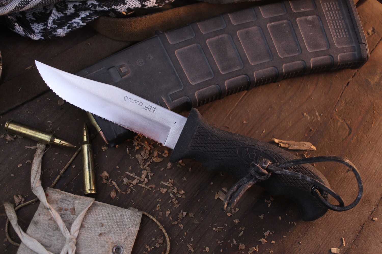 CUTCO 5719 KG 4.75&quot; Fixed Blade / Black Rubber / Satin Fully Serrated 440A ( Pre Owned )