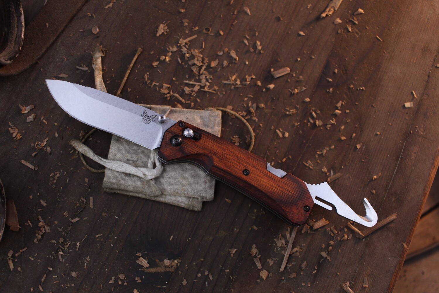 Benchmade Grizzly Creek 3.5&quot; AXIS Lock Folder With Gut Hook / Dark Wood / Satin S30V ( Pre Owned ) 