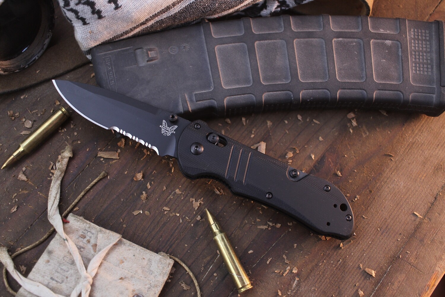 Benchmade Tactical Triage 3.4&quot; AXIS Lock Knife / Black Serrated / Black G10 / Strap Cutter ( Pre Owned )