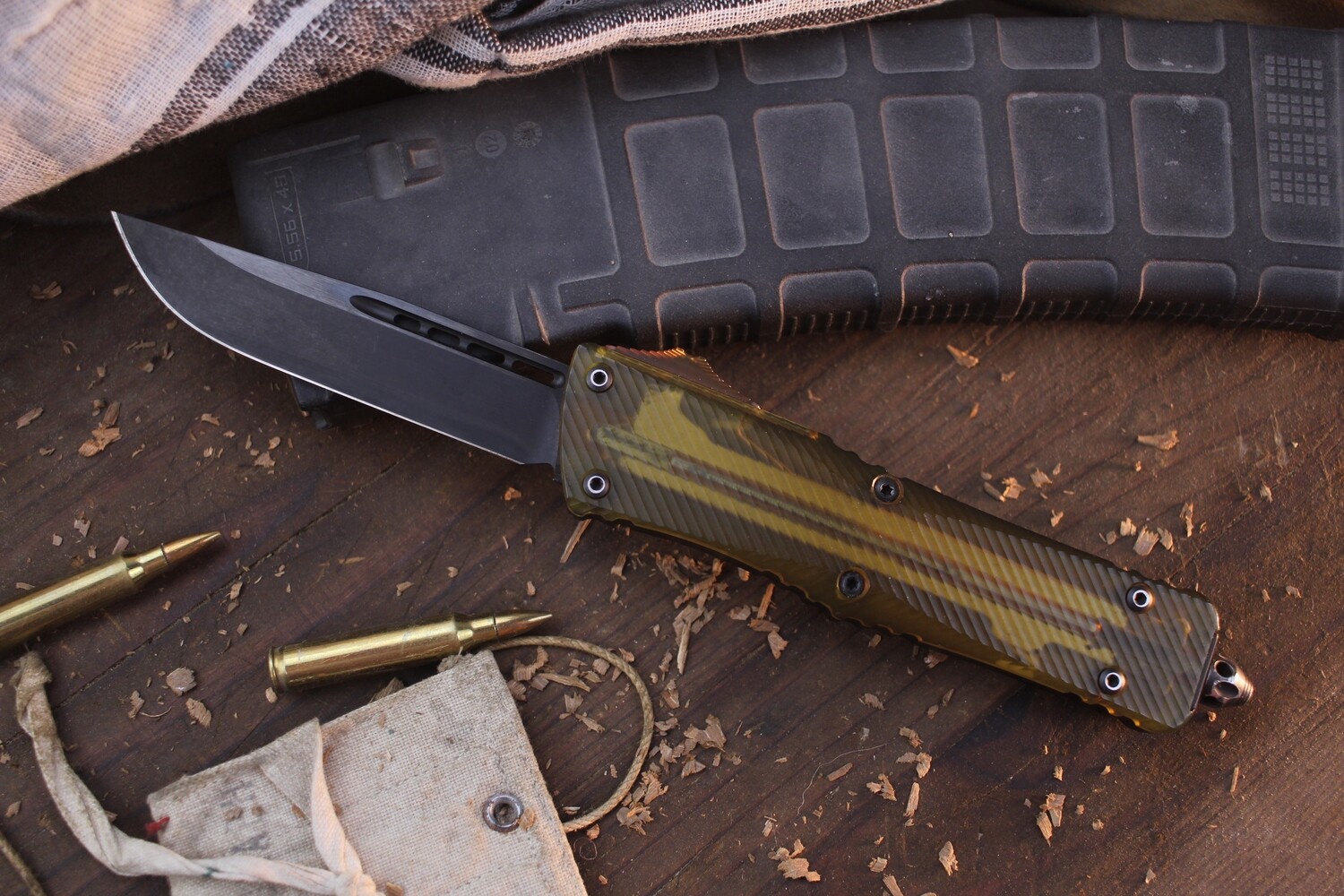 Microtech Signature Series Combat Troodon S/E 3.8&quot; OTF Auto / Ultem &amp; Black Aluminum / Black DLC ( Pre Owned )