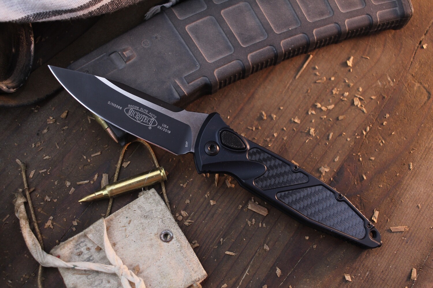 Microtech Socom Elite 4&quot; Automatic Knife / Black Aluminum &amp; Carbon Fiber Inserts / Two-Tone 204P ( Pre Owned )