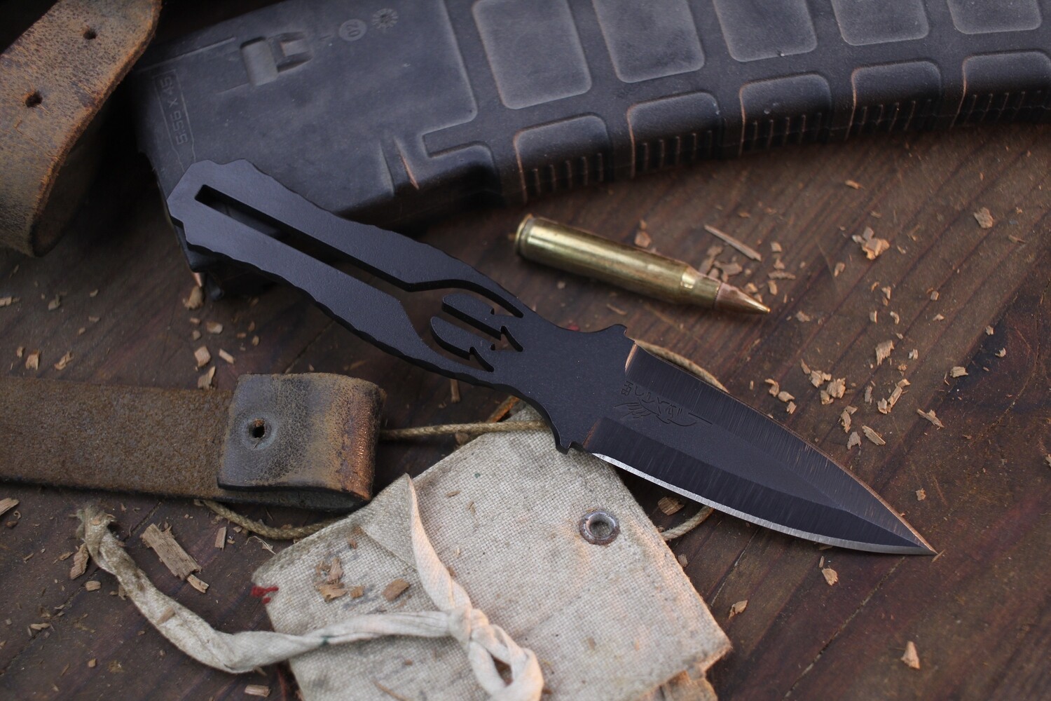 Half Face Trident 2.5&quot; Fixed Dagger / Skeletonized&amp; Rockwork Spine / Elite Black Cerakote Magnacut