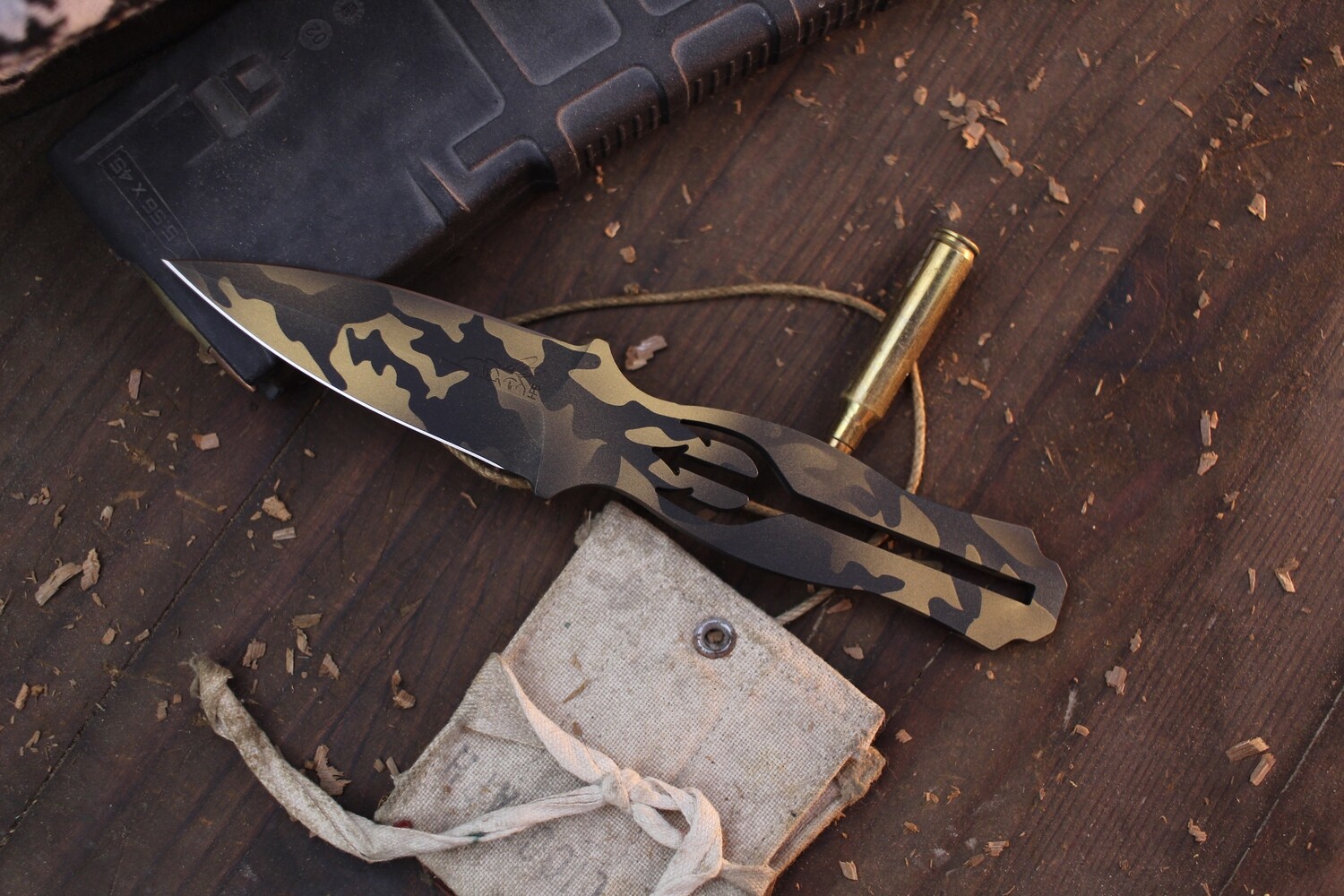 Half Face Trident 2.5&quot; Fixed Dagger / Skeletonized / Gold Multi Cam Cerakote Magnacut