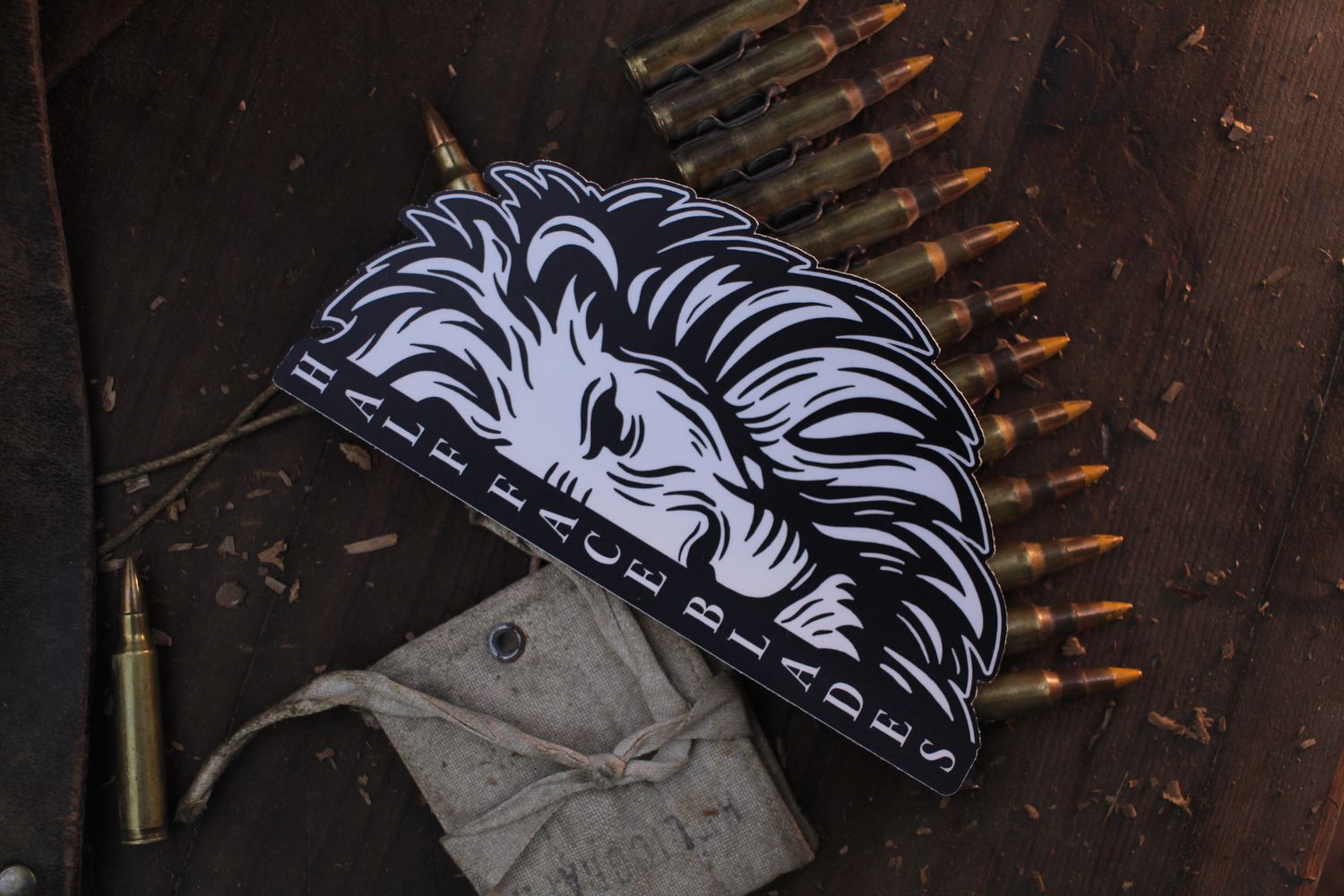 Half Face Blades Lion Mane ( Black On White )