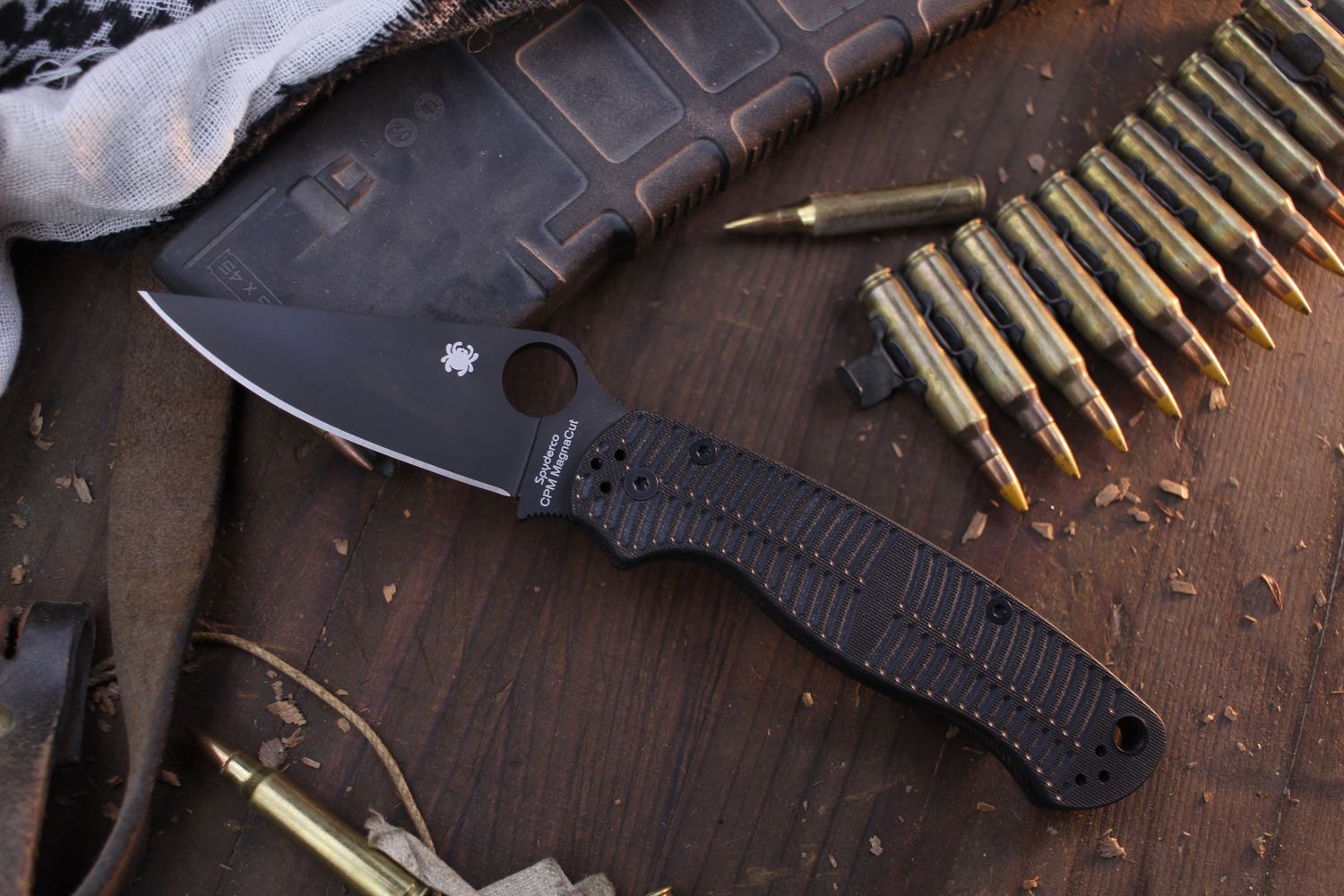 Spyderco Paramilitary 2 Salt 3.45&quot; Compression Lock Folder / Black Ribbed G-10 / Black DLC MagnaCut ( Pre Owned )