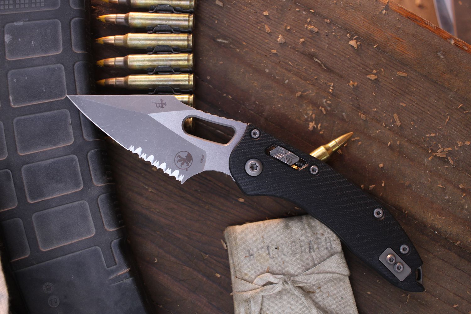 Microtech Stitch 3.625&quot; RAM-LOK Manual Folderr / Black Fluted G-10 / Apocalyptic Serrated Bohler M390MK ( Pre Owned )