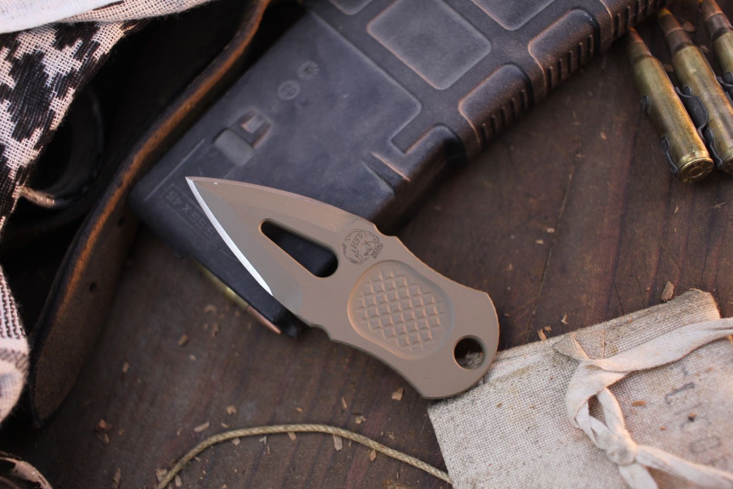 Half Face Blade Lapel 1.6&quot; Fixed Dagger / Desert Tan Cerakote / Desert Tan Cerakote Magnacut ( Pre Owned )