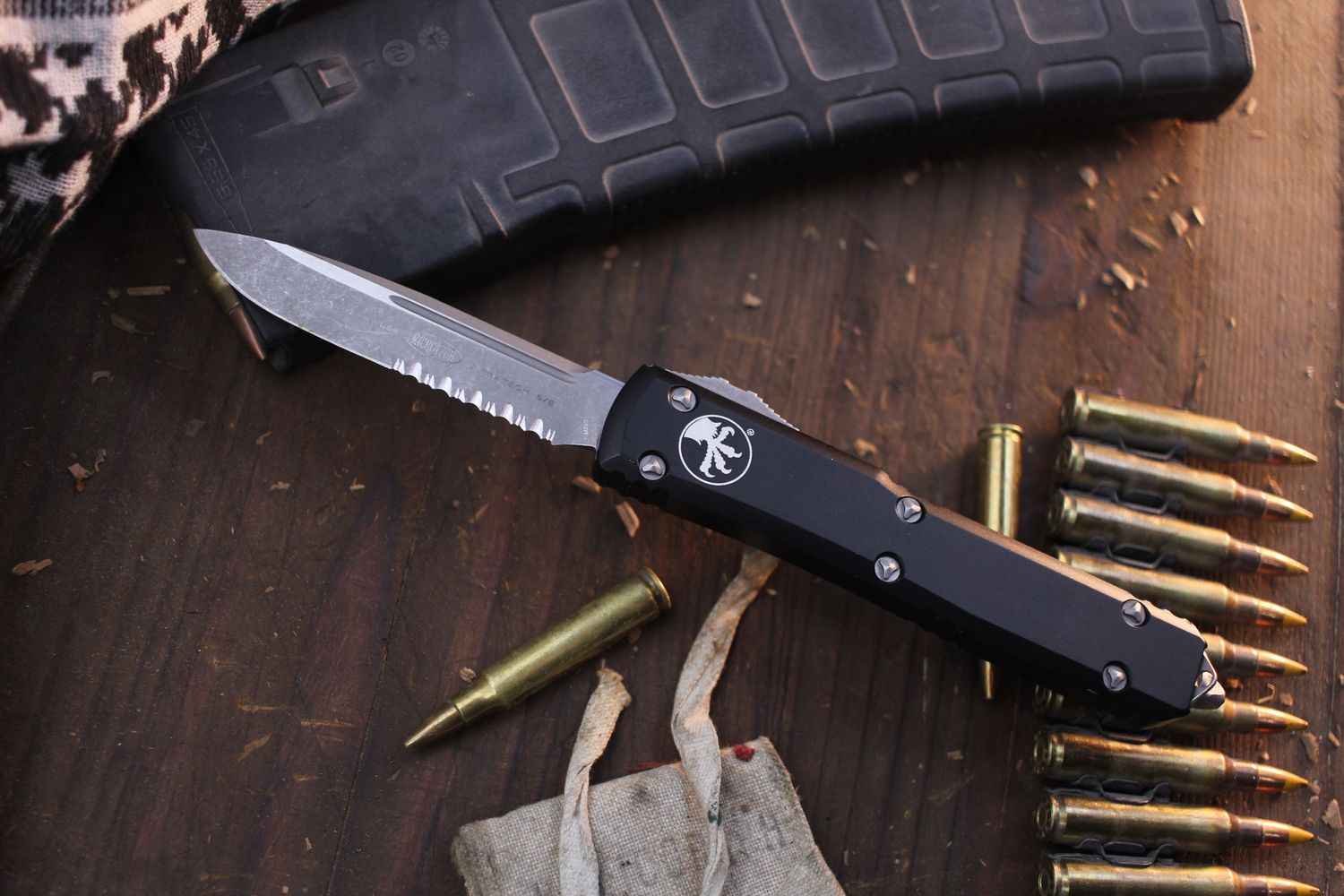 Microtech Ultratech S/E 3.4&quot; OTF Automatic / Black Aluminum / Serrated Apocalyptic Finish ( Pre Owned )