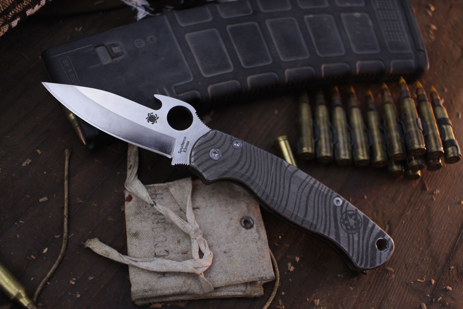 Spyderco Paramilitary 2 3.4&quot; CompressionLock Folder / Beskar Engraved Titanium / Satin Wave Hook Elmax ( Pre Owned )