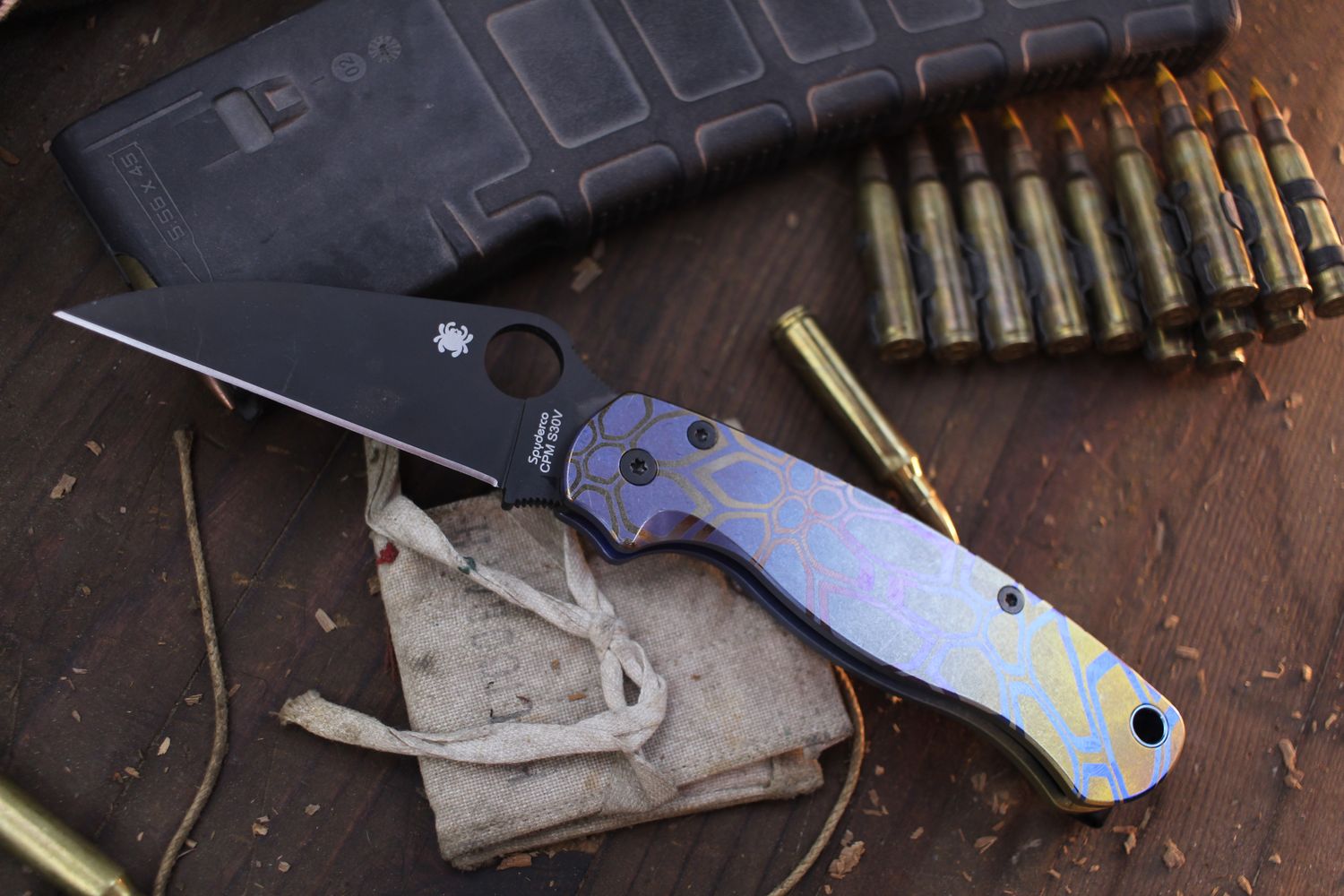 Spyderco Paramilitary 2 3.4&quot; CompressionLock Folder / Fractal Gradient Anodized Titanium / Black Wharncliffe S30V ( Pre Owned )