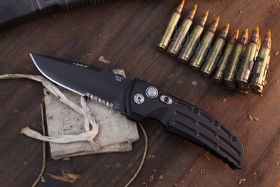 Hogue EX-A01 3.5" D/E Button Lock Auto Folder / Black Aluminum / Black Serrated 154CM ( Pre Owned )