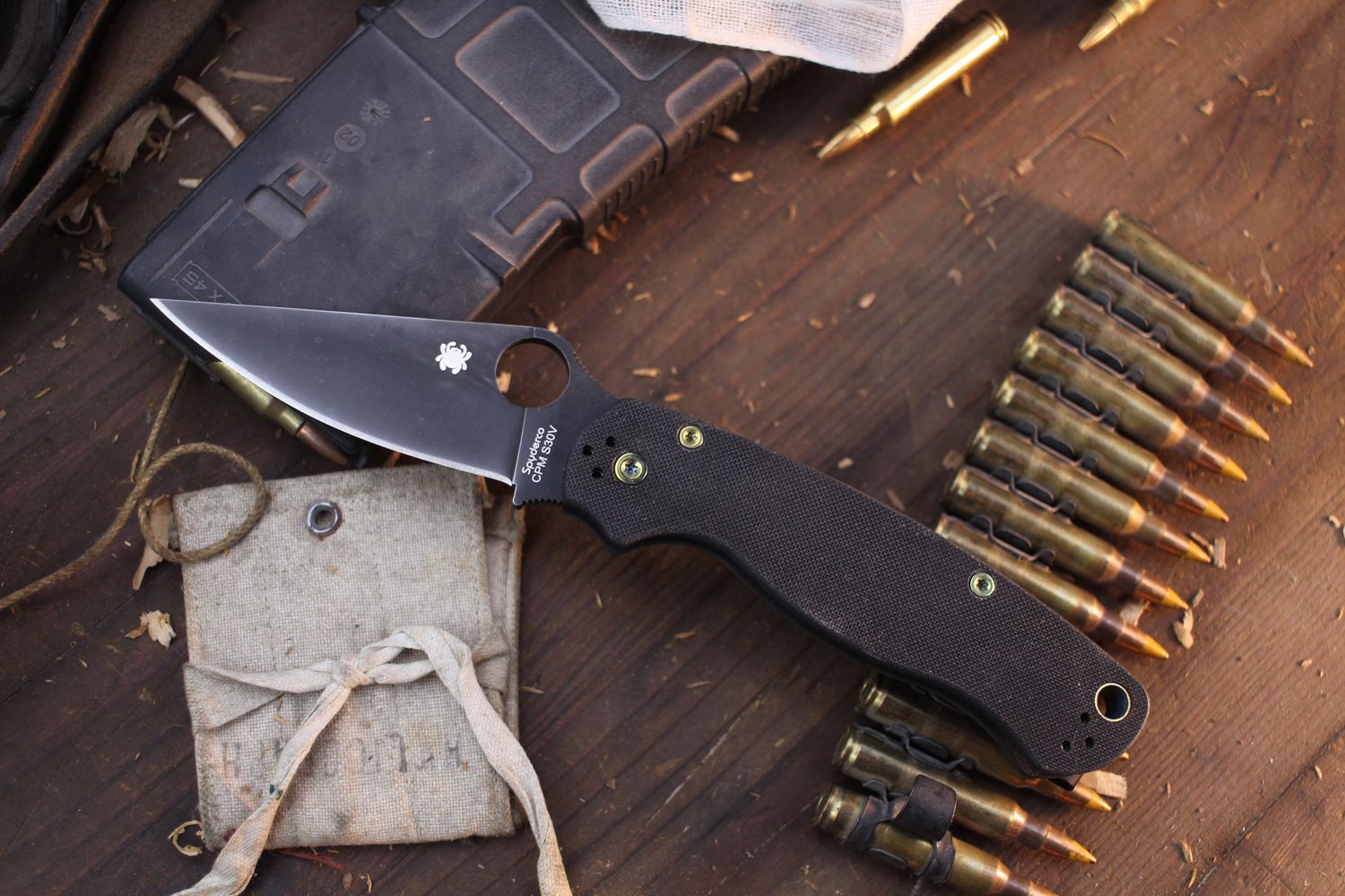 Spyderco Paramilitary 2 3.4&quot; Compression Lock Folder / Black G-10 &amp; Gold Anodized Titanium Hardware / Black S30V ( Pre Owned )