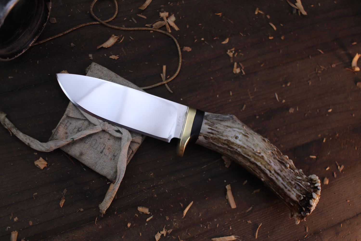 David Reed Jager Messer 4.25&quot; Fixed Blade / Deer Crown &amp; Brass Single guard / Satin D2