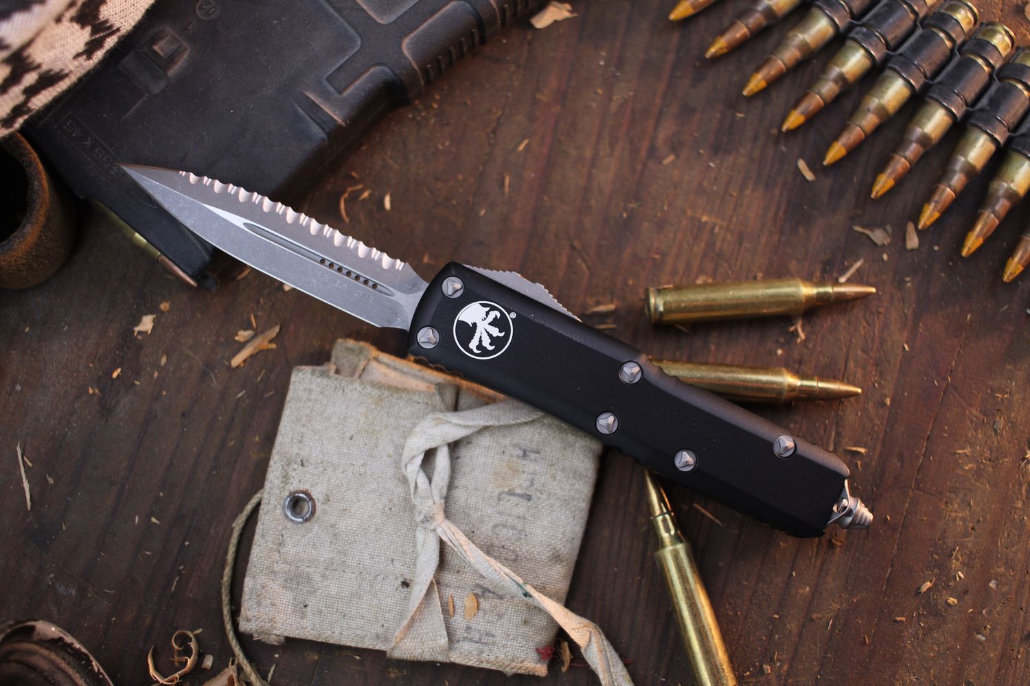 Microtech UTX-85 D/E 3&quot; OTF AUTO / Black Aluminum / Apocalyptic Serrated