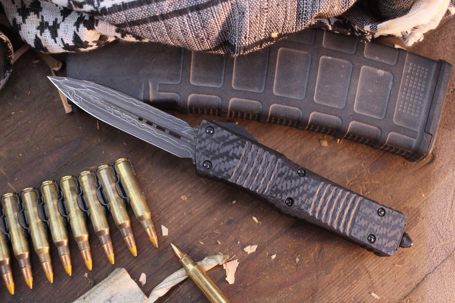Microtech Signature Series Combat Troodon D/E 3.8&quot; OTF AUTO / Carbon Fiber &amp; Blue Ring Hardware / Damascus ( Pre Owned )