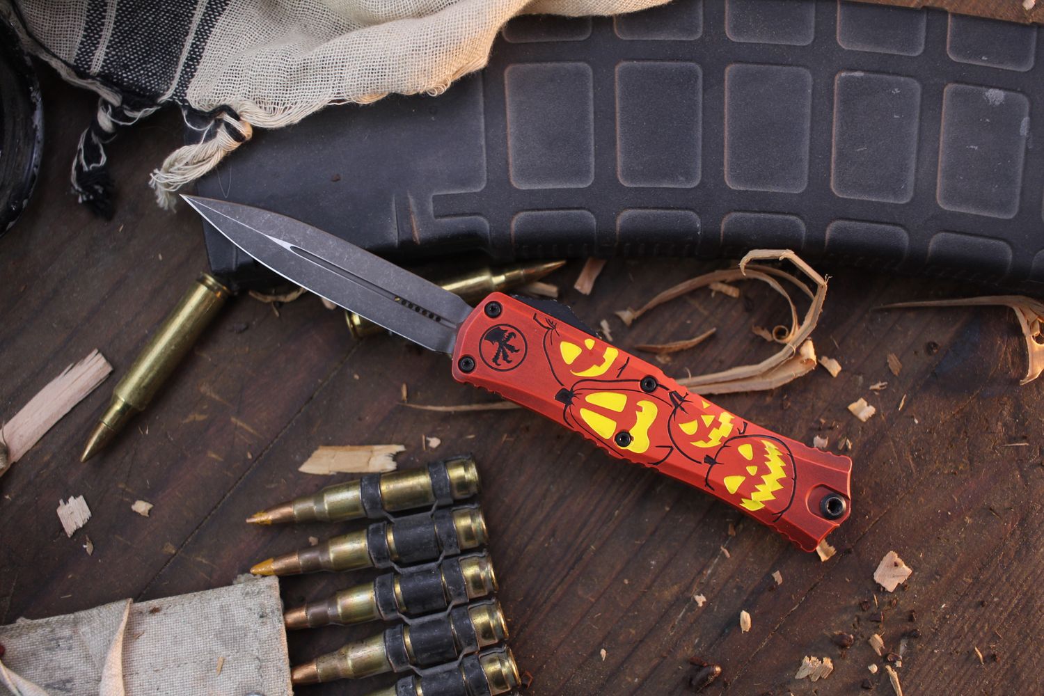 Microtech Signature Series Hera II Mini D/E 3&quot; OTF AUTO / Jack-o&#39;-Lantern Deep Engraved Aluminum / Black Apocalyptic M390MK
