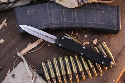 Microtech Signature Series Makora D/E 3.25&quot; OTF Auto / Black With Black Traction Inlays / Stonewash ( Pre Owned )