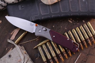 Benchmade Bugout 3.24&quot; AXIS Lock Folder / Aluminum &amp; Redstone Richlite / Stonewashed S90V