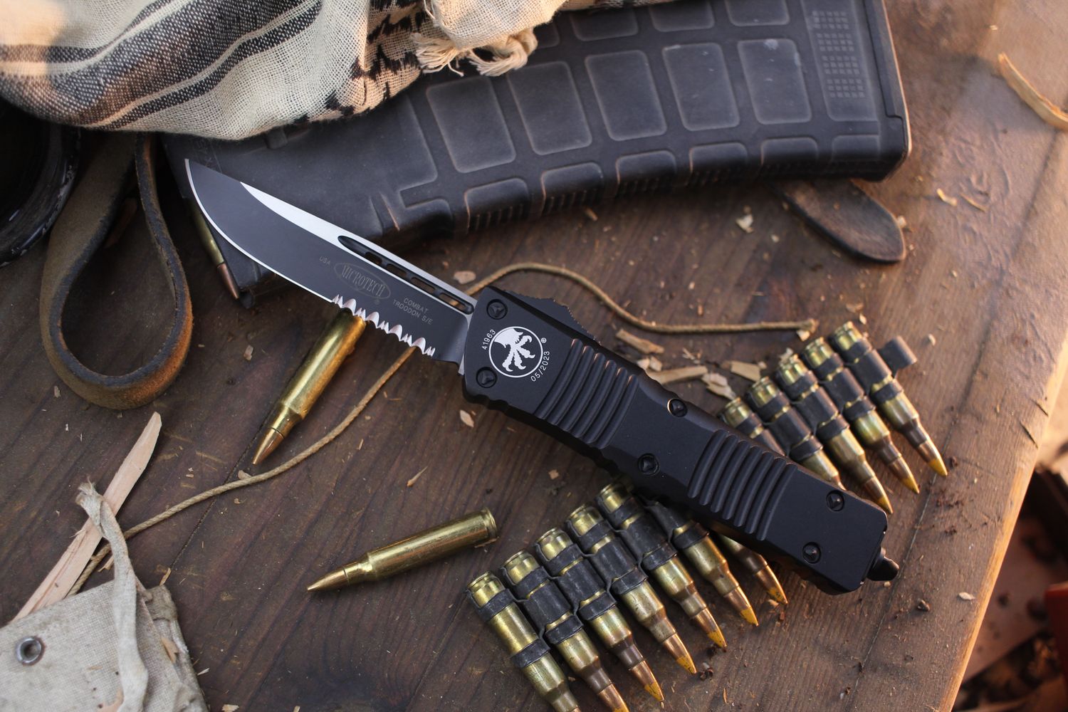 Microtech Combat Troodon S/E 3.8&quot; OTF Automatic Knife / Black Aluminum / Black Serrated ( Pre Owned )