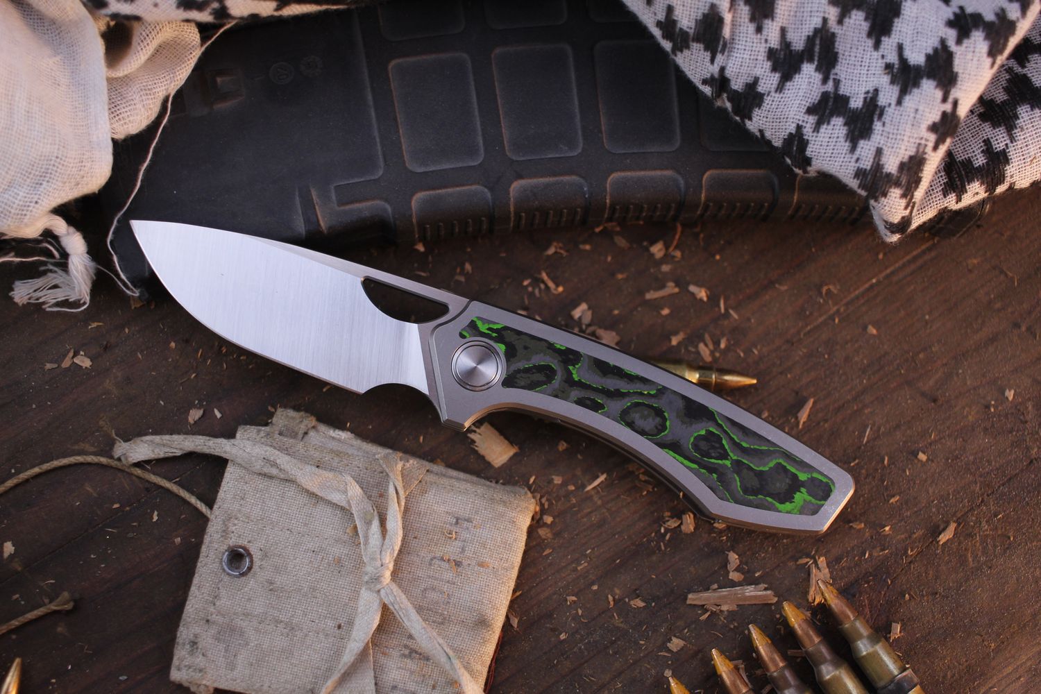 Gecko Customz Sikorae 3.04&quot; Framelock Folder / Titanium &amp; Toxic Moss Camo Carbon Fiber / Satin MagnaCut ( Pre Owned )