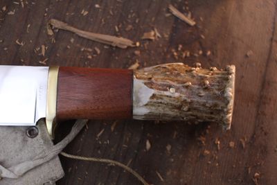 David Reed Groß Jager Messer 4.75" Fixed Blade / Elk Antler &amp; Mahogany With Brass Single guard / Satin Drop Point D2