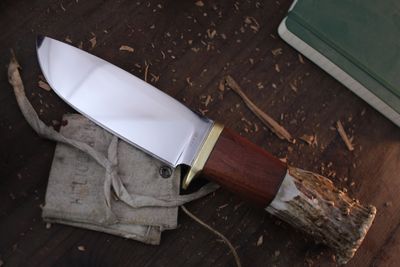 David Reed Groß Jager Messer 4.75" Fixed Blade / Elk Antler &amp; Mahogany With Brass Single guard / Satin Drop Point D2