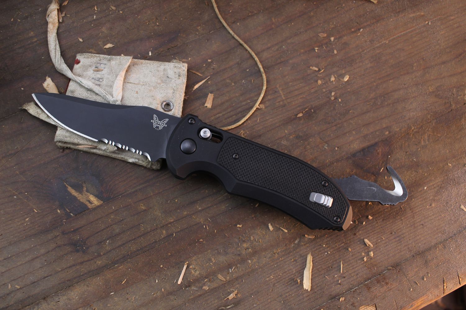 Benchmade Triage 3.5&quot; AUTO AXIS Lock Folder / Black G-10 &amp; Auto Strap Cutter / Black Serrated N680 (  Pre Owned )