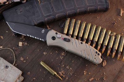 Gerber Propel Downrange 3.5" Button Lock Auto / Desert Tan G-10 / Black Serrated S30V ( Pre Owned )