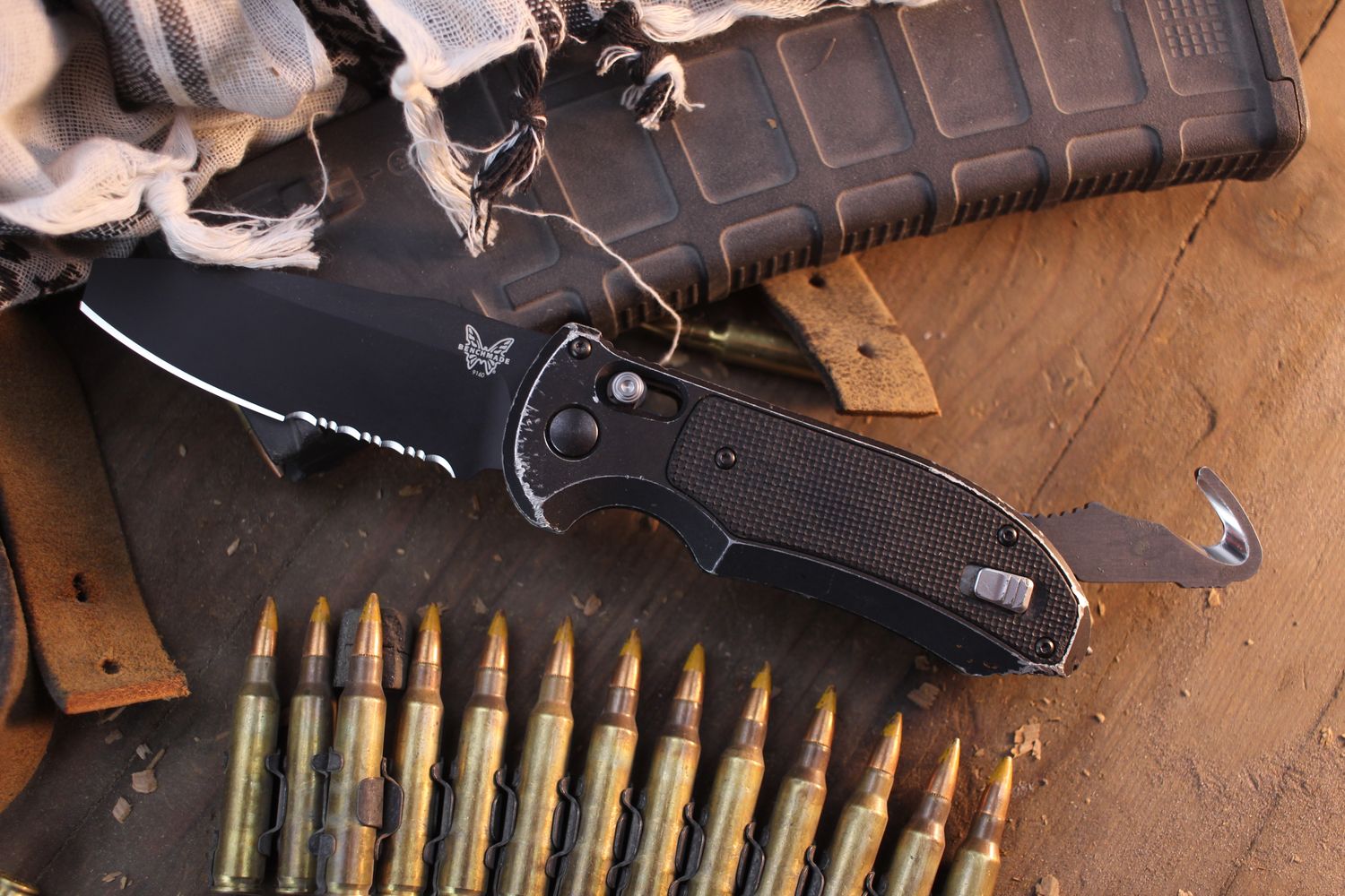 Benchmade Triage 3.5" Automatic AXIS Lock Folder / Black G-10 &amp; Strap Cutter / Black Serrated Pry Tip N680 ( Pre Owned )