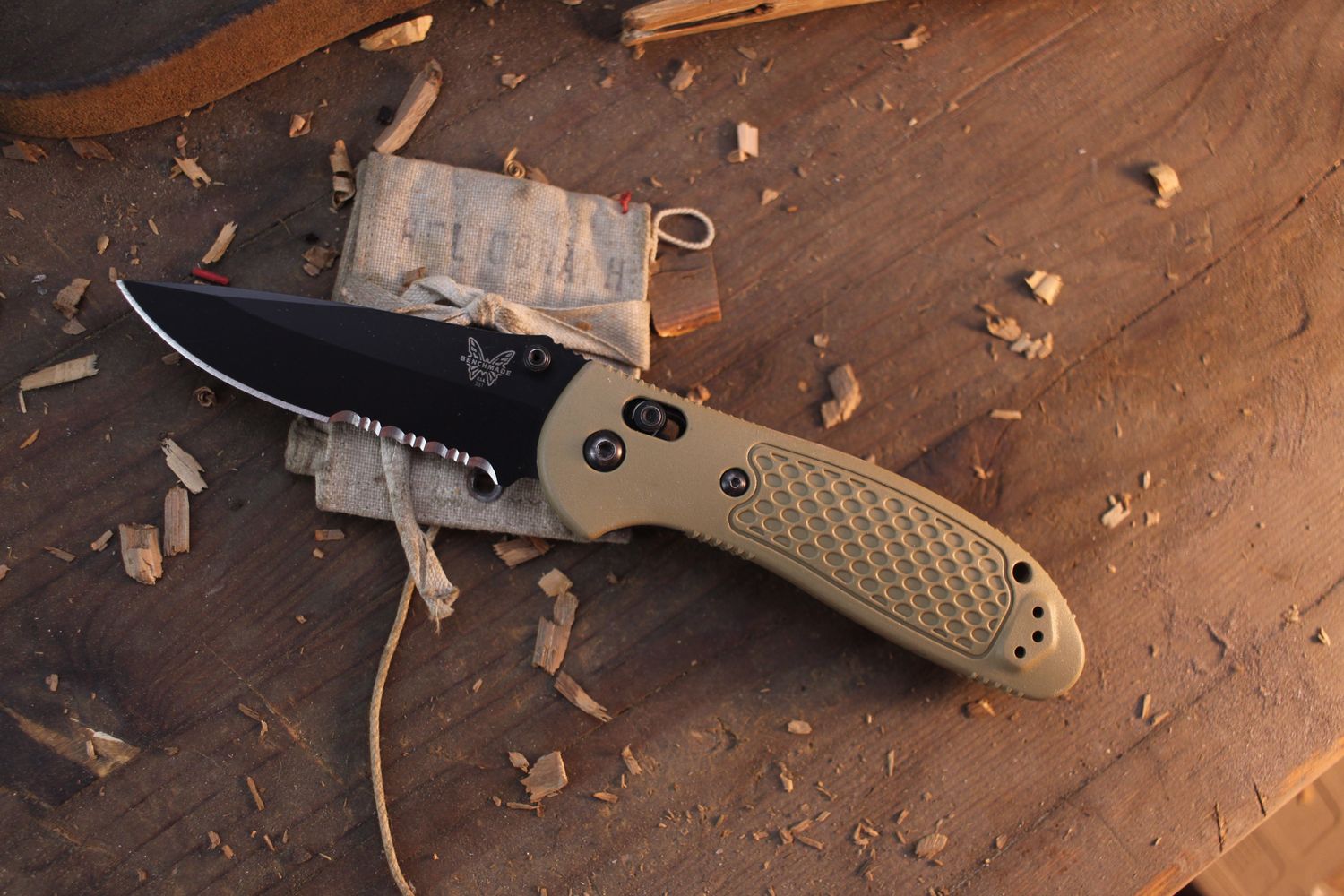 Benchmade Cabelas Exclusive Griptilian 3.45&quot; AXIS Lock Folder / Coyote Tan Polymer / Black Serrated D2 ( Pre Owned )