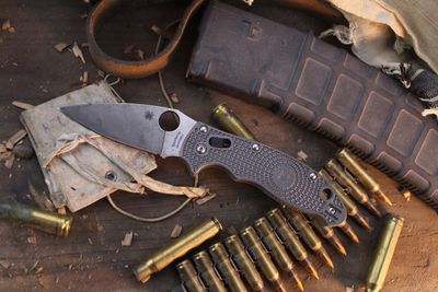 Spyderco Manix 2 Lightweight 3.37" Ball Bearing Lock Knife / Grey FRN / Satin Maxamet ( Pre Owned )