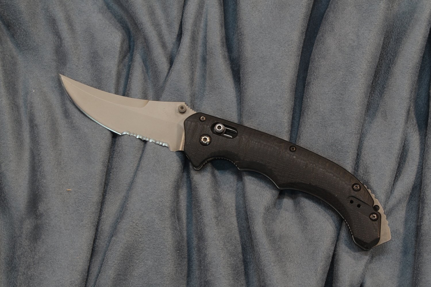 Benchmade Bedlam 4&quot; Automatic AXIS Knife / Satin Serrated / Black (Pre-Owned)