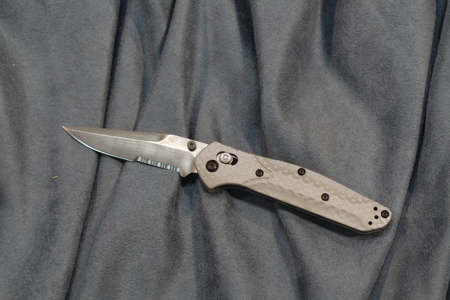 Benchmade Osborne 3.4&quot; AXIS Lock Knife / Satin Serrated / Gray  / S30V (Pre-Owned)
