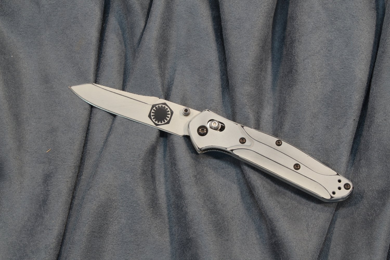 Benchmade Osborne 3.4&quot; AXIS Lock Knife / Custom Stormtrooper Cerakote / S30V (Pre-Owned)