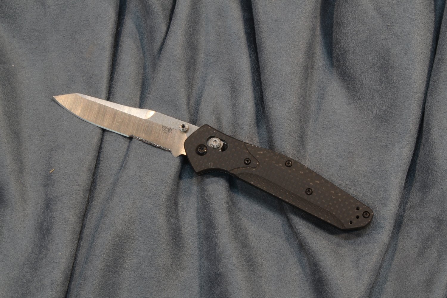 Benchmade Osborne 3.4&quot; AXIS Lock Knife / Stonewash Serrated / AM Carbon Fiber Scales / S30V (Pre-Owned)
