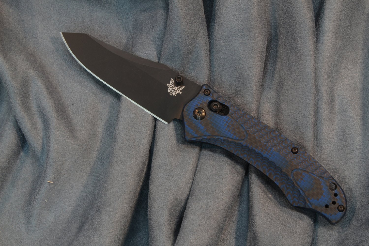 Benchmade Osborne Rift 3.67&quot; SHOT Show Limited Edition AXIS Lock Knife / Black / Carbon Fiber - Blue G10