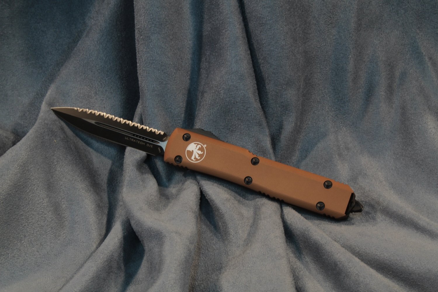 Microtech Ultratech D/E 3.4&quot; OTF Automatic Knife, Tan / Black Full Serrated