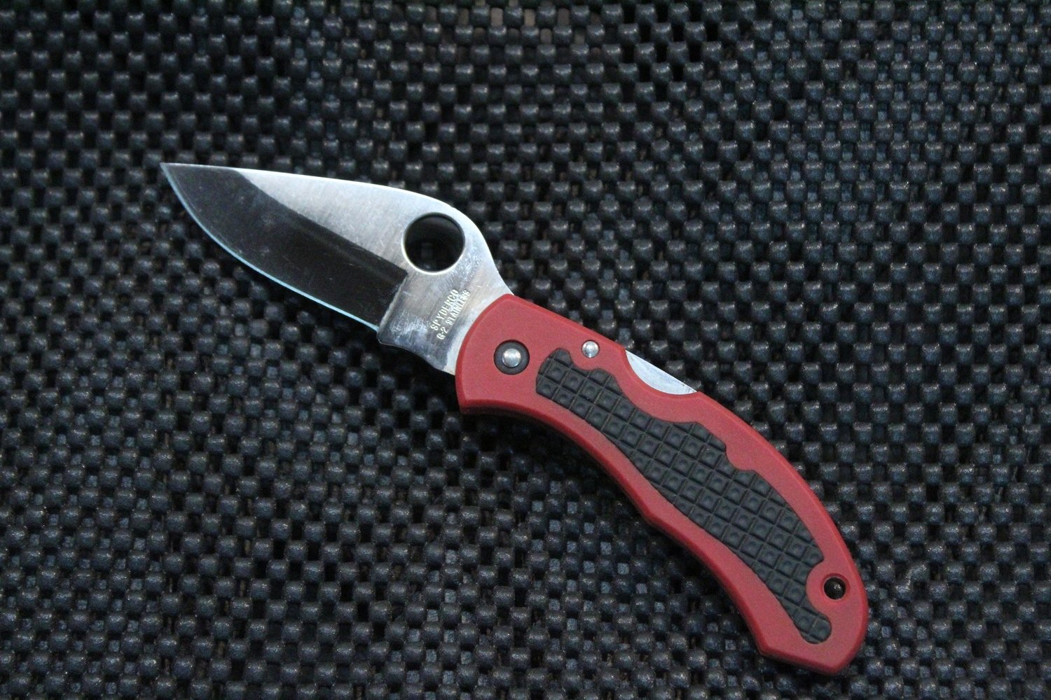 Spyderco Snap-It 2.96&quot; Folding Knife, Satin  / Black &amp; Red FRN ( Pre owned )