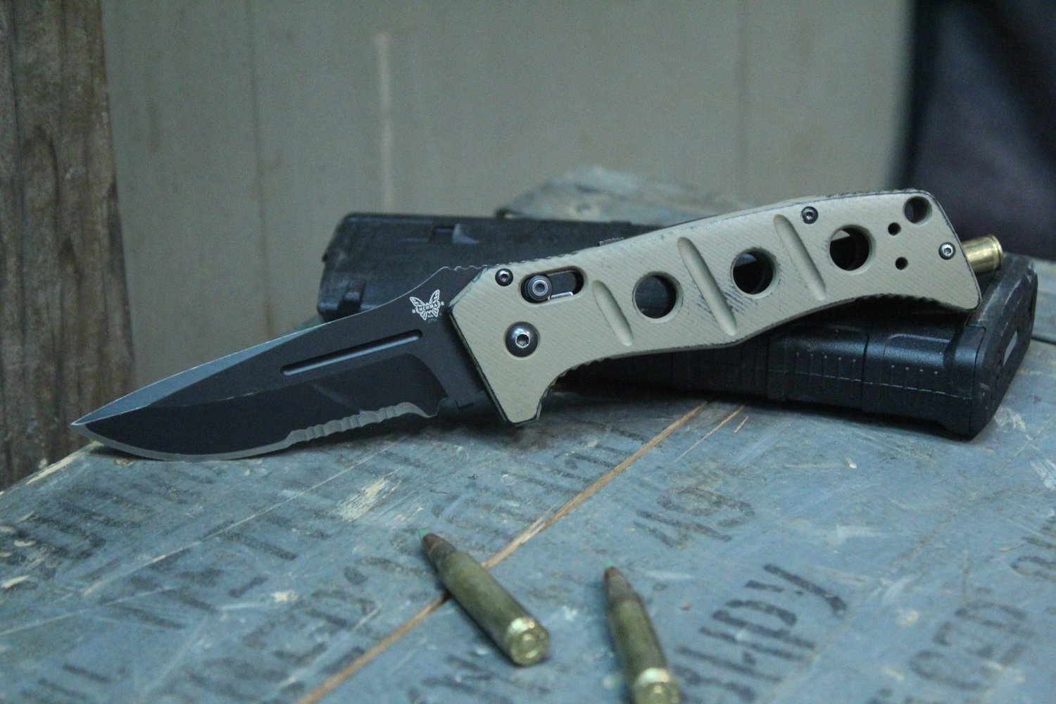 Benchmade Adamas 3.82&quot; Automatic AXIS Knife / Black Serrated / Sand G10 (Pre-Owned)