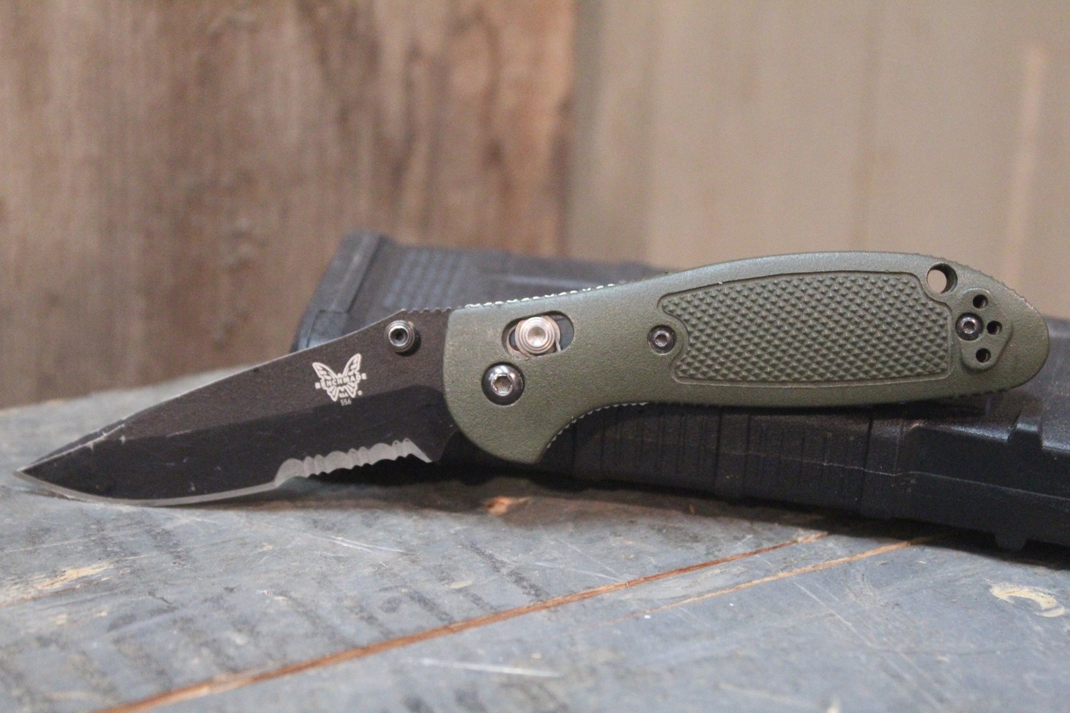 Benchmade Mini Griptilian 2.91&quot; AXIS Lock Knife / Black Serrated / OD Green (Pre-Owned)