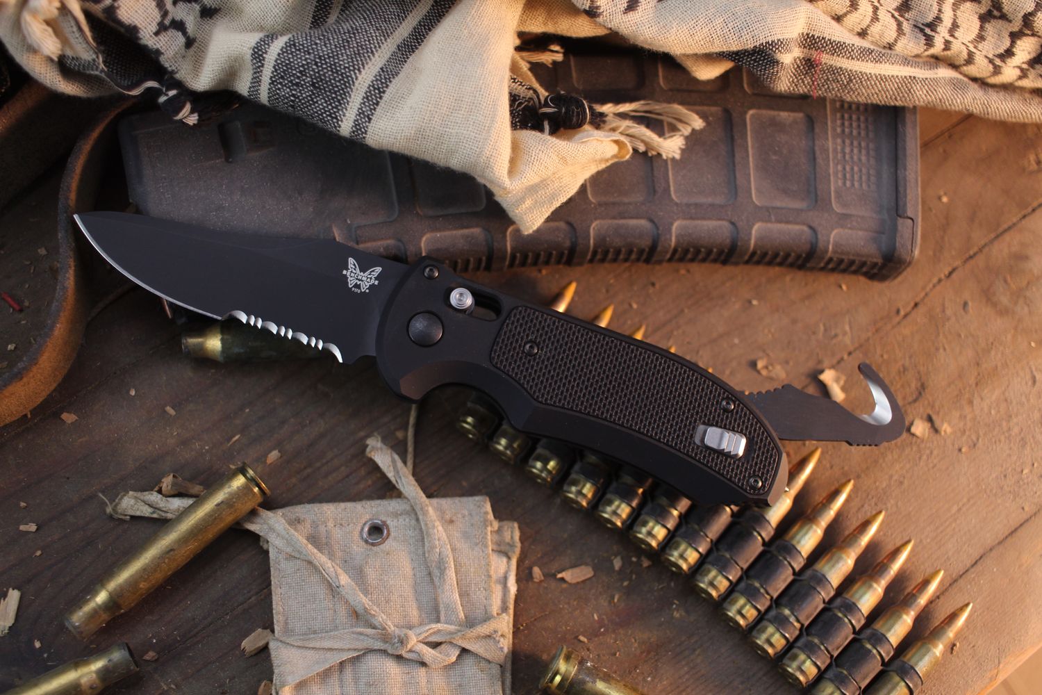 Benchmade Triage 3.58" Automatic AXIS Folder / Black G-10 &amp; Strap Cutter / Black Serrated N680 ( Pre Owned )