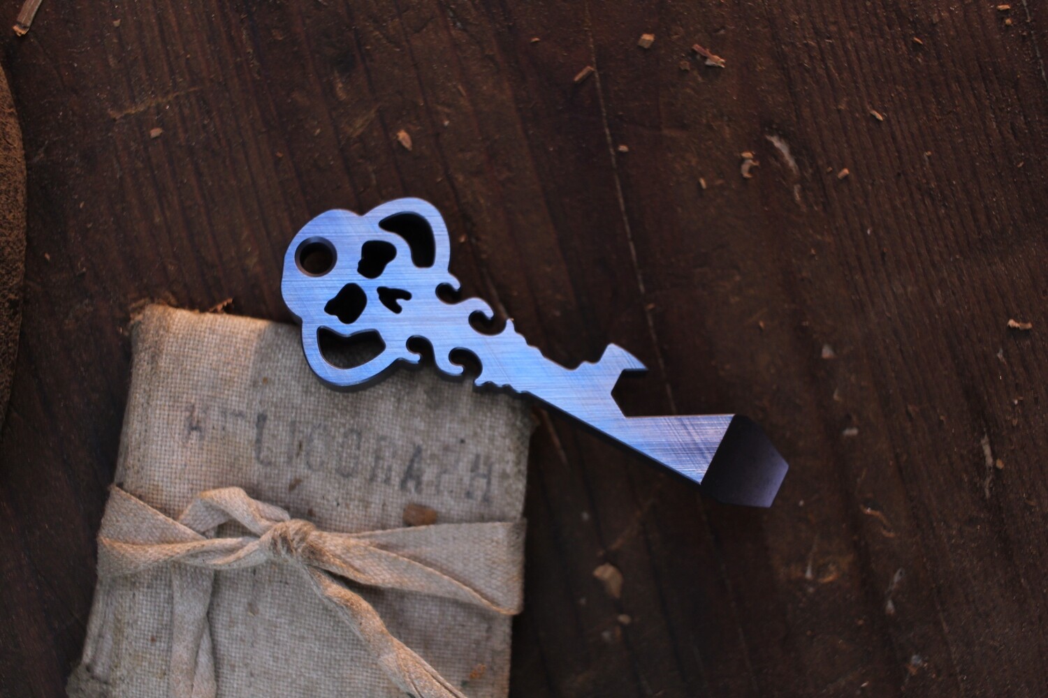 Chaves Skeleton Key Multi Tool / Crosshatched Blue Anodized Titanium