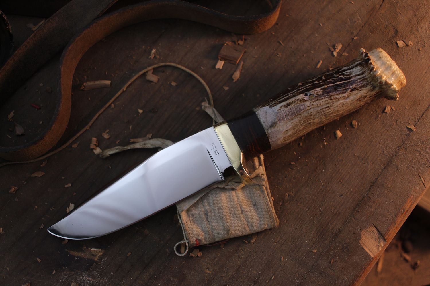 David Reed Groß Jager Messer 4.25" Fixed Blade / Elk Antler &amp; Walnut With  Brass Single guard / Polished Bowie D2