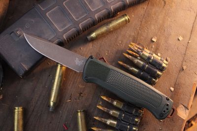 Benchmade Seasonal Shootout 3.49" OTF Auto / Taiga Green Grivory / FDE PVD Z-Wear 