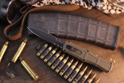 Benchmade Claymore D/A 3.9" OTF Auto / Ranger Green Grivory / Black Serrated CPM-D2 ( Pre Owned )